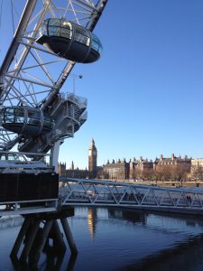 To av podene London Eye med Parlamentet i bakgrunnen. Foto