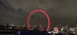 London Eye lyst opp i rødt. Foto