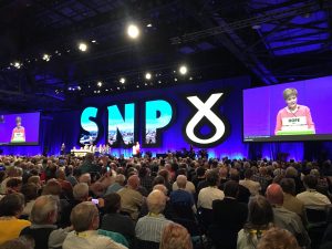 Nicola Sturgeon på talestolen på SNPs landsmøte. Foto