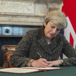 Theresa May undertegner skilsmissebrevet med EU. Foto