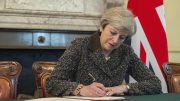 Theresa May undertegner skilsmissebrevet med EU. Foto