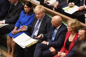 Boris Johnson i Underhuset med statsråder på begge sider. Foto