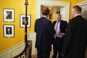 Boris Johnson i Downing Street. Foto