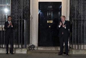 Boris Johnson og Rishi Sunak klapper for NHS utenfor Downing Street
