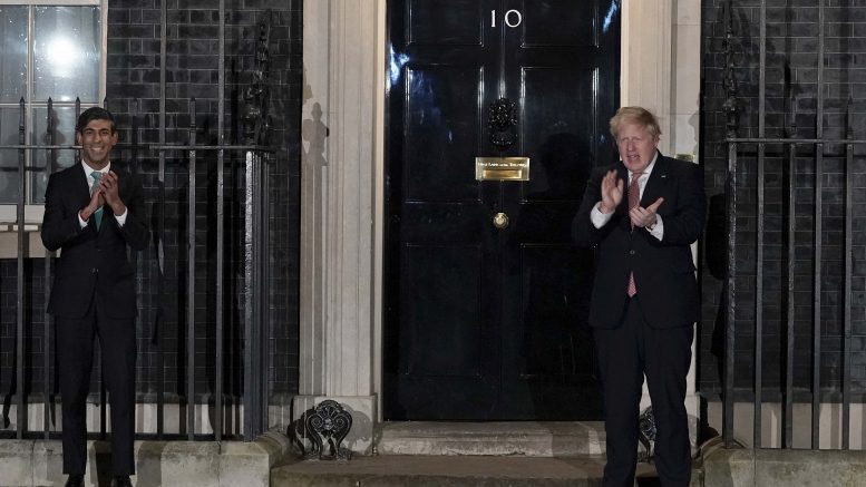Boris Johnson og Rishi Sunak klapper for NHS utenfor Downing Street