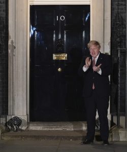 Boris Johnson klapper for NHS utenfor Dowmnong Street. Foto