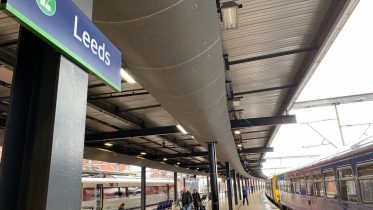 Tog på statsjonen i Leeds.Foto