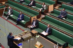 Sir Keir Starmer i sin første spørretime som Labour-leder. Parlamentarikerne sitter med god avstand til hverandre. Foto