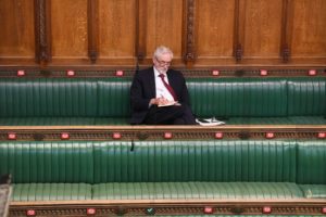 Jeremy Corbyn på bakerste benk. Foto