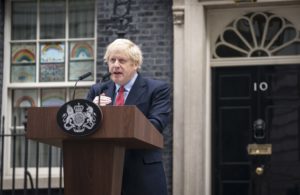 Boris Johnson taler utenfor Downing Street 10. Foto