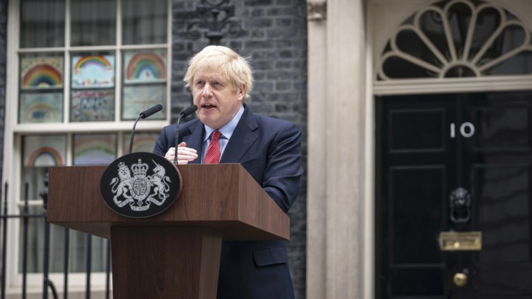 Boris Johnson taler utenfor Downing Street 10. Foto