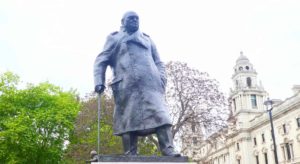 Statue Churchill utenfor Parlamentet. Foto