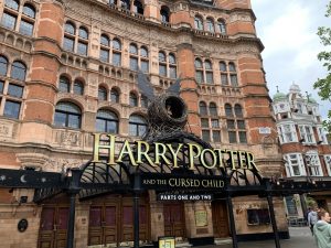 Ekstriørbilde av teater i London som spiller Harry Potter-forestilling. Foto
