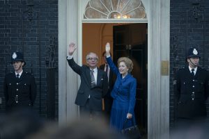 Rollebilde av Margaret Thatcher og mannen Denis utenfor Downing Street, fra sesong 4 av The Crown