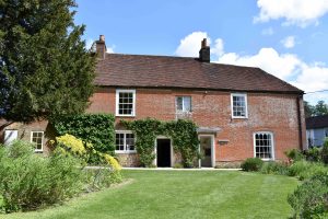 Jane Austens hjem som i dag er museum. Eksteriør. Foto