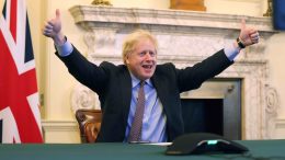 Boris Johnson jubler etter at det oppnådd enighet om brexitavtalen.