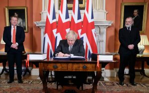 Boris Johnson signerer brexitavtalen