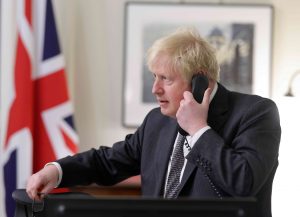 Boris Johnson snakker med EU-kommisjonens sjef Ursula von der Leyen på telefon