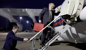 Boris Johnson går om bord på et fly på vei til Brussel Foto