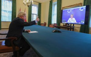 Boris Johnson snakker med EU-kommisjonens president Ursula von der Leyen via video link . Foto