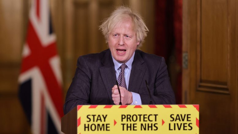 Boris Johnson under pressekonferanse i Downing Street.