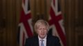 Boris Johnson med britisk flagg i bakgrunnen. Foto