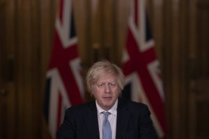 Boris Johnson med britisk flagg i bakgrunnen. Foto