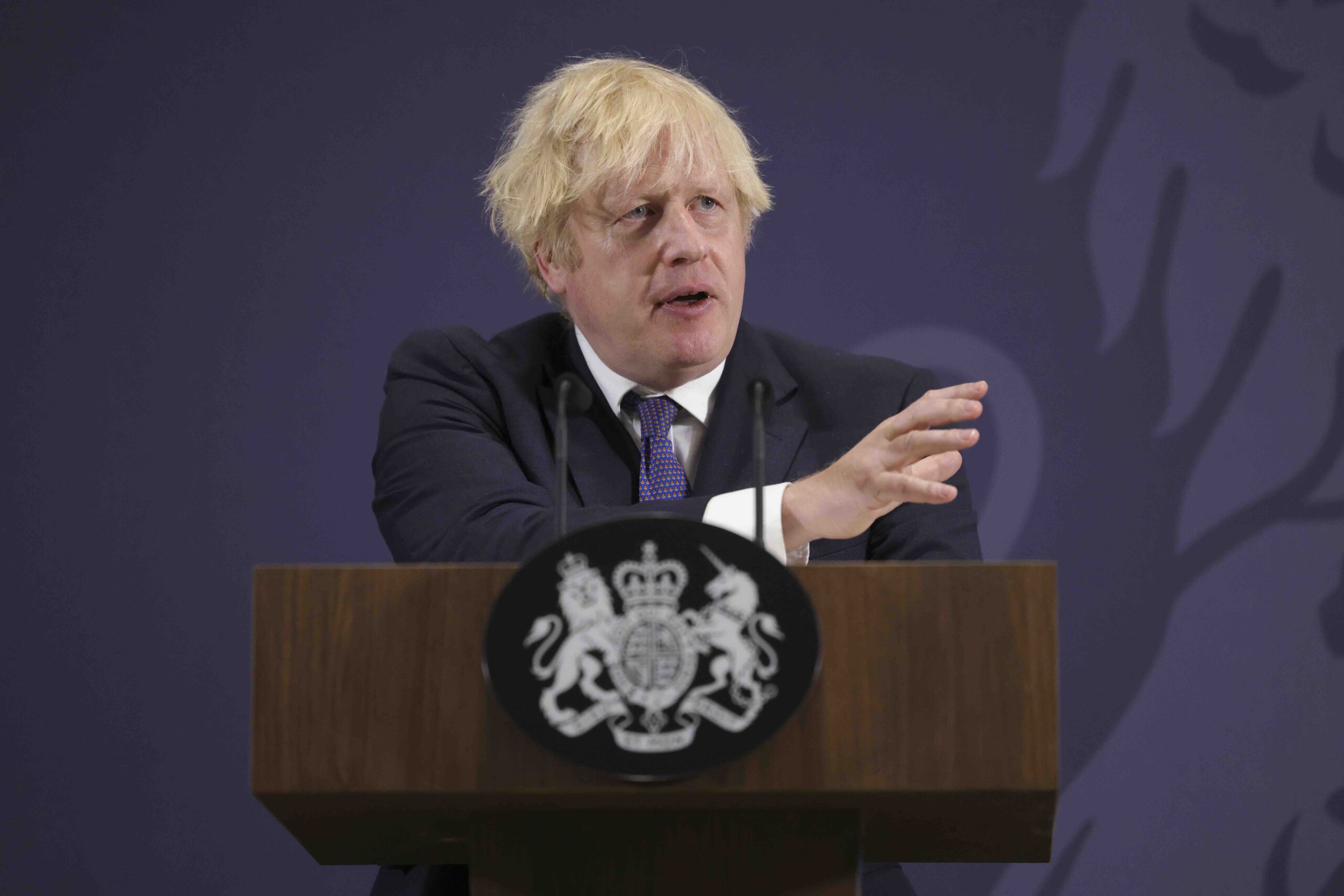 Boris Johnson på talestolen. Foto