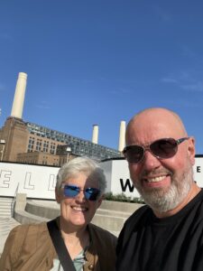 To redaktører utenfor Battersea Power Station