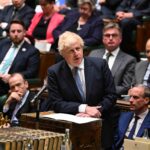 Boris Johnson på talestolen i Parlamentet. Foto