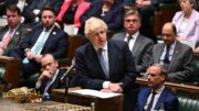 Boris Johnson på talestolen i Parlamentet. Foto