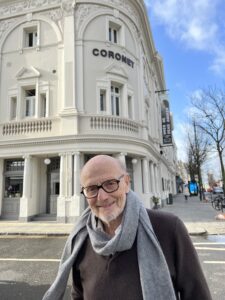Kjetil Bang-Hansen foran Coronet-teatret i London. Foto