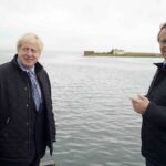 Alister Jack og Boris Johnson under et besøk på Orknøyene. Foto