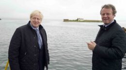Alister Jack og Boris Johnson under et besøk på Orknøyene. Foto