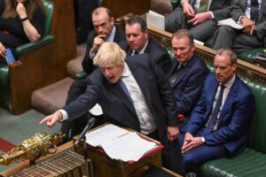 Boris Johnson på talerstolen i Parlamentet. Foto