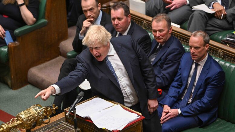 Boris Johnson på talerstolen i Parlamentet. Foto
