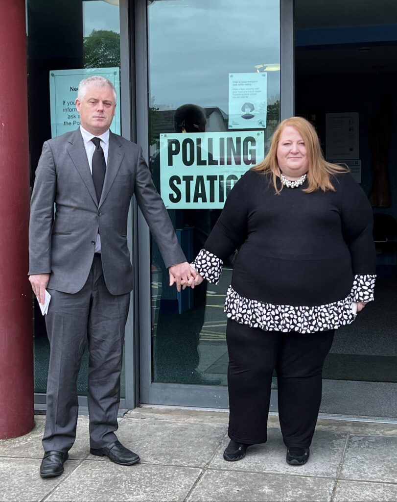 Naomi Long utenfor stemmelokale sammen med sin mann Richard. Foto