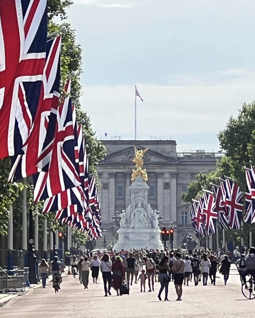 Union Jack henger tett i tett på The Mall opp mot Buckingham Palace.
