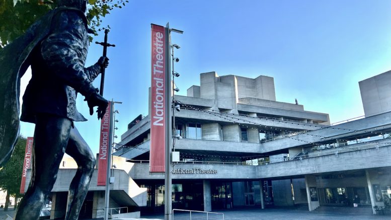 Ekstriørbilde av National Theatre.