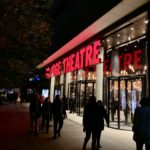Eksteriørbilde ava Bridge Theatre tatt på kvelden