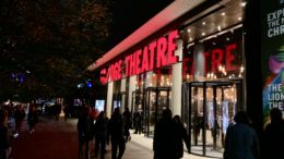 Eksteriørbilde ava Bridge Theatre tatt på kvelden