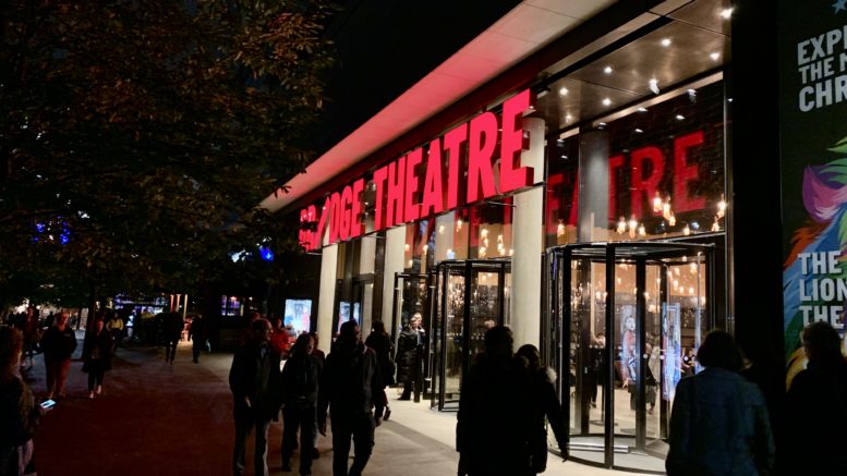 Eksteriørbilde ava Bridge Theatre tatt på kvelden