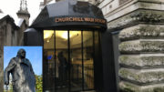 Inngangen til Churchill War Rooms. Statue av churchill felt inn i bildet