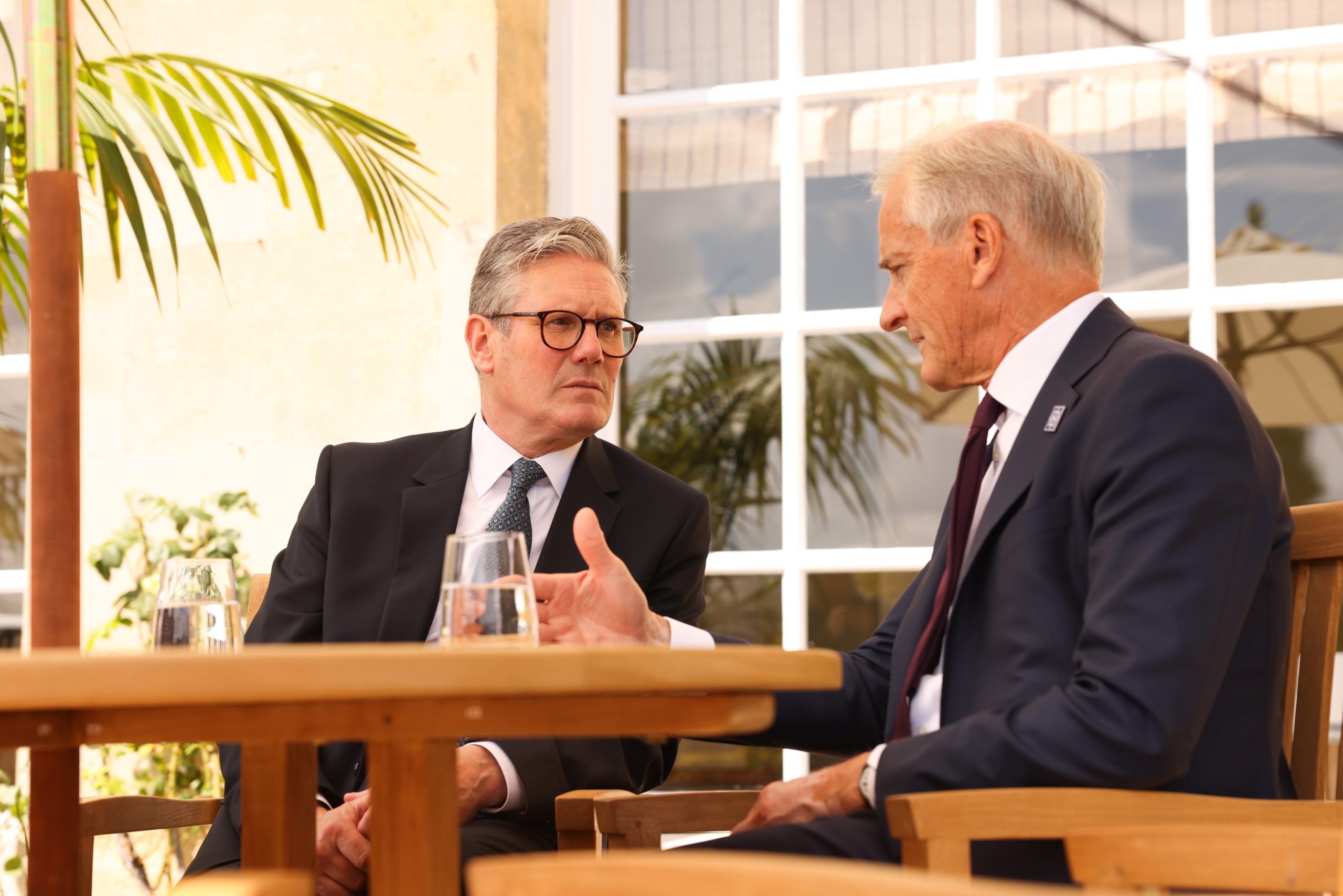 Statsminister Keir Starmer i samtale med kollega Jonas Gahr Støre under det europeiske toppmøtet på Blenheim Palace i juli i år. Foto