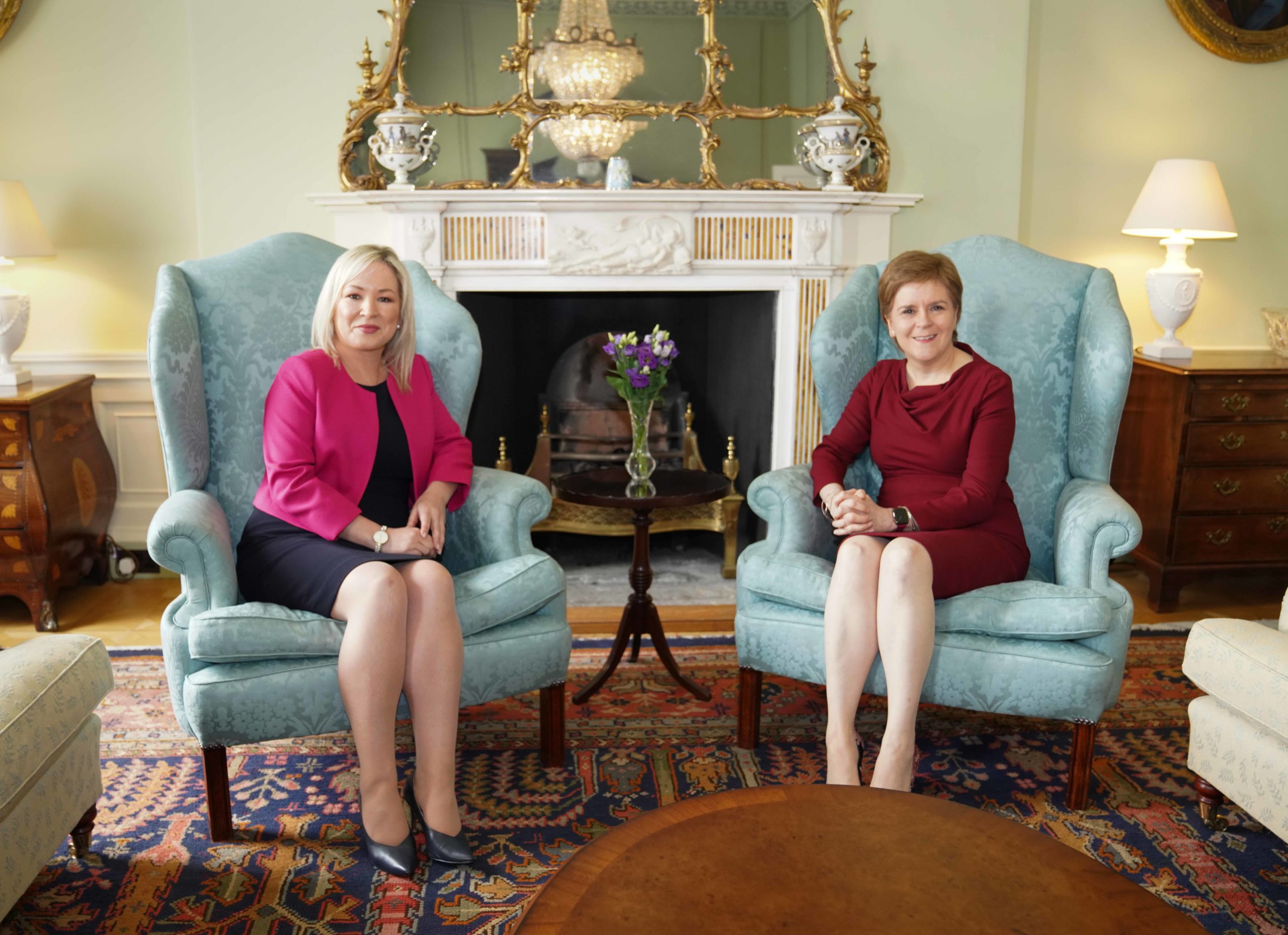 Michelle O´Neill besøker Nicola Sturgeon i Butt House i Edinburgh i 20202 Foto