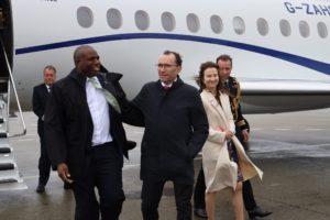 Den nye britiske utenriksministeren David Lammy på besøk i Bodø i september sammen med utenriksminister Espen Barth Eide og ambassadør Jan Thompson. De er forografert idet de kommer ut av et fly.