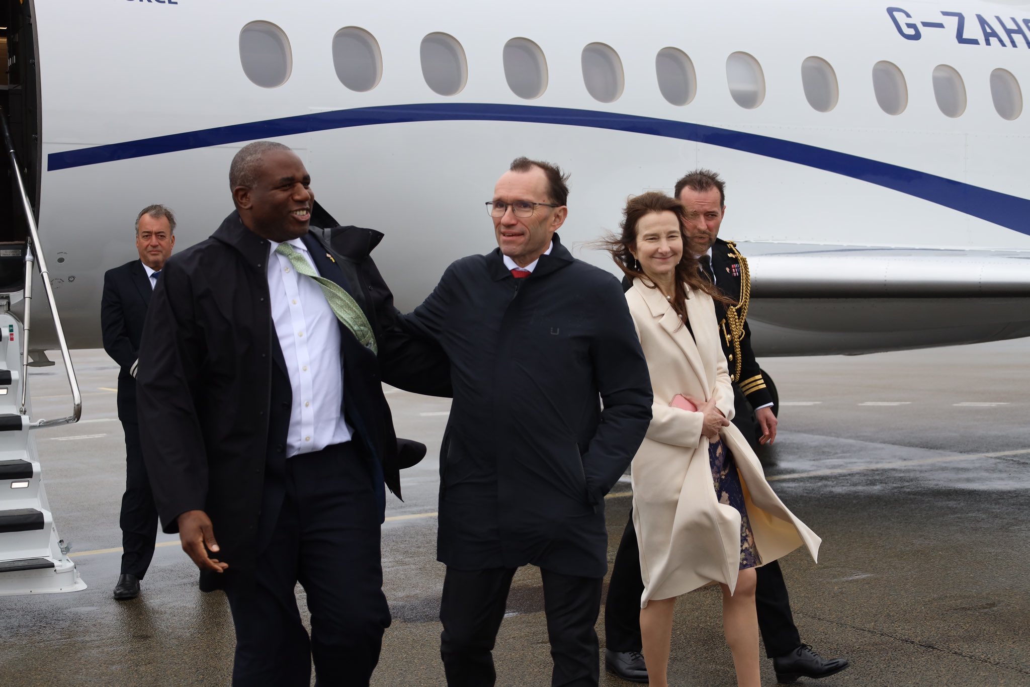 Den britiske utenriksministeren David Lammy på besøk i Bodø i september sammen med utenriksminister Espen Barth Eide og ambassadør Jan Thompson. De tre er fotografert i det de kommer ut av et fly.