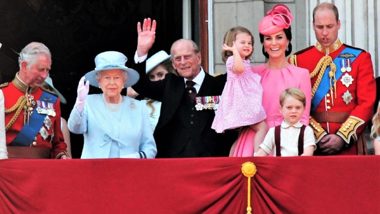 Den britiske kongefamilien på balkongen under Tropping of the Colurs i 2017. Foto