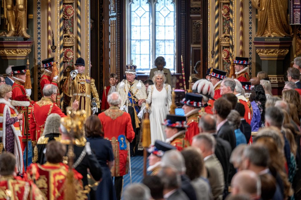 Kong Charles og dronning Camilla under åpningen av Parlamentet i 2024.