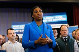 Kemi Badenoch omgitt av sine partifeller under lanseringen av de konservative kampanje før lokalvalget i mai.